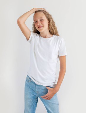 Gülümseyen genç kız portresi