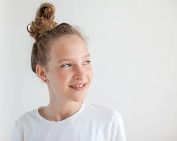 Портрет улыбающейся девочки-подростка — стоковое фото