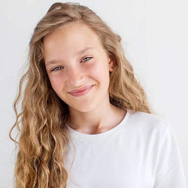 Porträtt leende ung flicka tonåring — Stockfoto