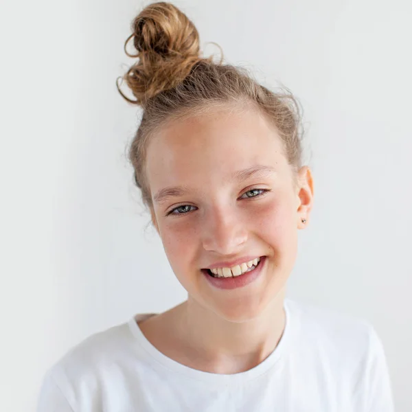 Retrato sorrindo jovem adolescente — Fotografia de Stock