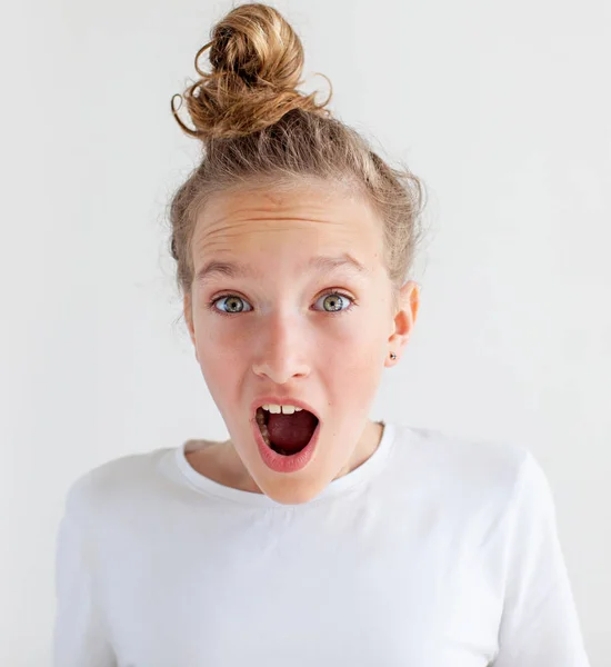 Portret lachende jonge meisje tiener — Stockfoto