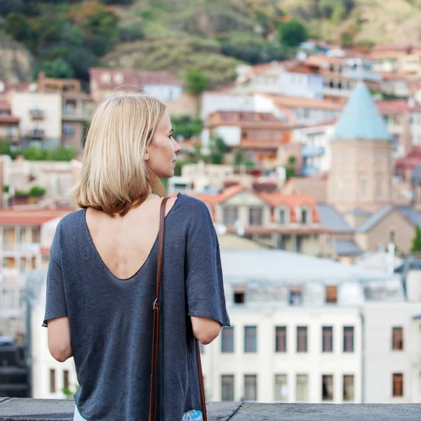Femme touriste regardant le panorama de Tbilissi — Photo