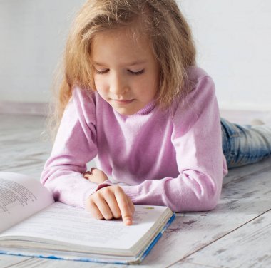 Çocuk kitabı okuyor