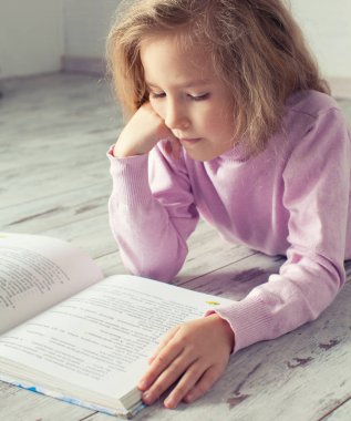 Çocuk kitabı okuyor