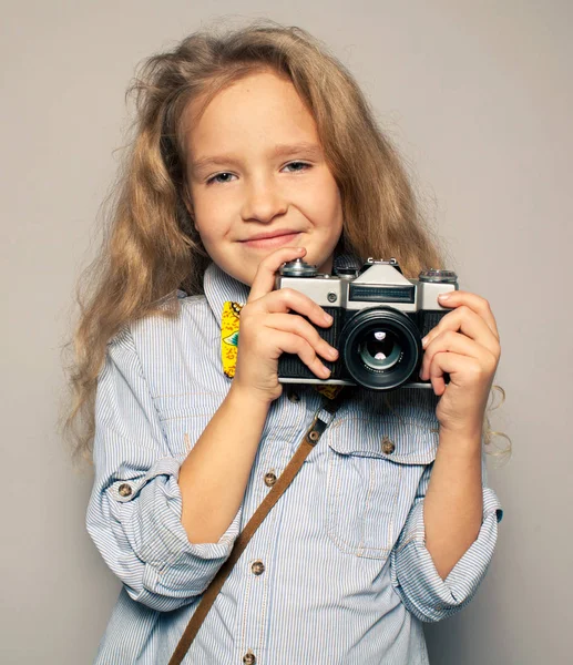 Ребенок с камерой . — стоковое фото
