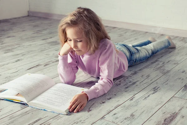 Libro di lettura bambino — Foto Stock