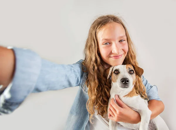 Lächelnder Teenager macht Selfie-Foto auf Smartphone über weißem Hintergrund nettes Mädchen — Stockfoto