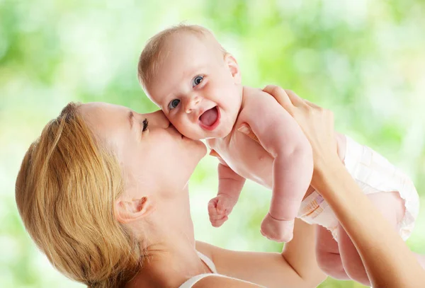 Moeder met baby outdoors — Stockfoto