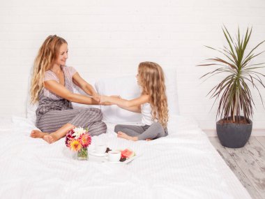 Yatakta çocuk ile anne