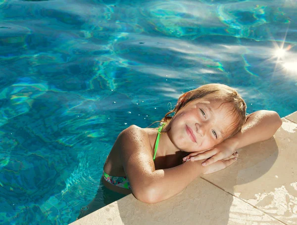 Gelukkig kind bij zwembad — Stockfoto