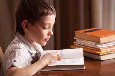 Çocuk kitap okuyor.