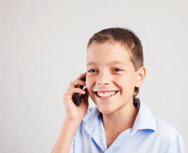 Pojke prata telefon — Stockfoto
