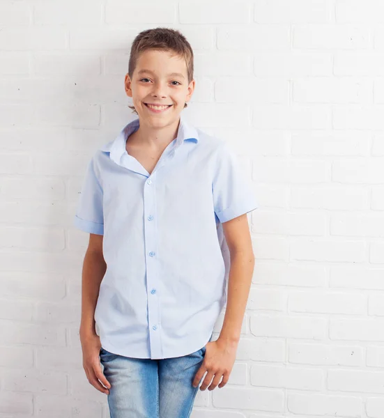 Gelukkig tiener in studio — Stockfoto