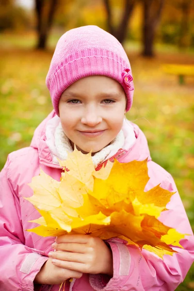 Chica en otoño — Foto de Stock