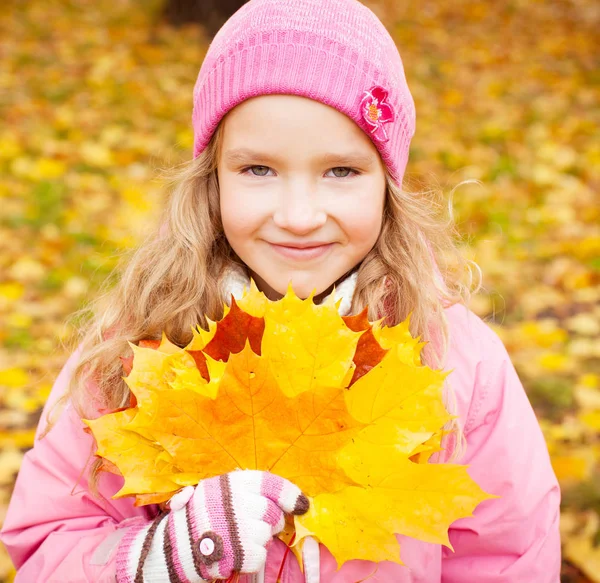 Chica en otoño — Foto de Stock