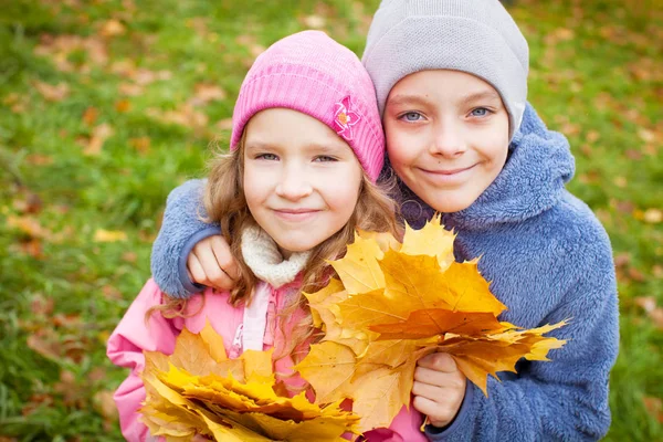 Dzieci jesienią — Zdjęcie stockowe