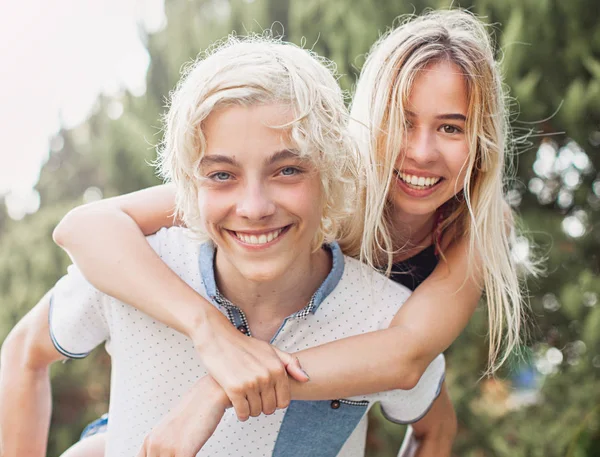 Glad leende tonårspar omfamna — Stockfoto