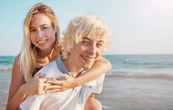 Felice giovane coppia divertirsi in spiaggia nella giornata di sole — Foto Stock