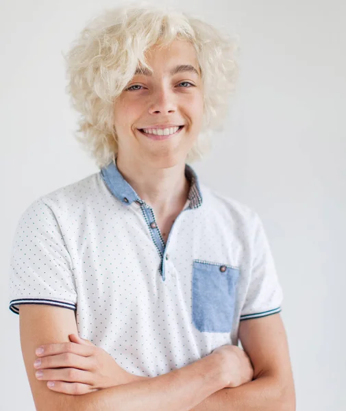 Retrato del joven rubio alegre sonriendo mirando a la cámara —  Fotos de Stock