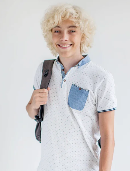 Portrét veselého mladého blonďáka, usmívajícího se na kameru — Stock fotografie
