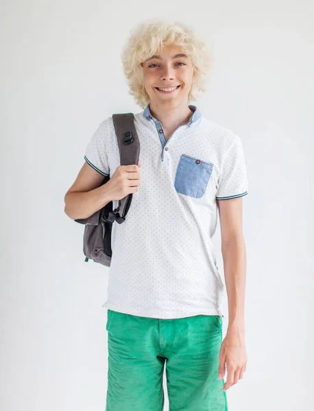 Retrato del joven rubio alegre sonriendo mirando a la cámara —  Fotos de Stock