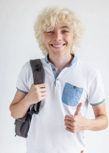 Portrét veselého mladého blonďáka, usmívajícího se na kameru — Stock fotografie
