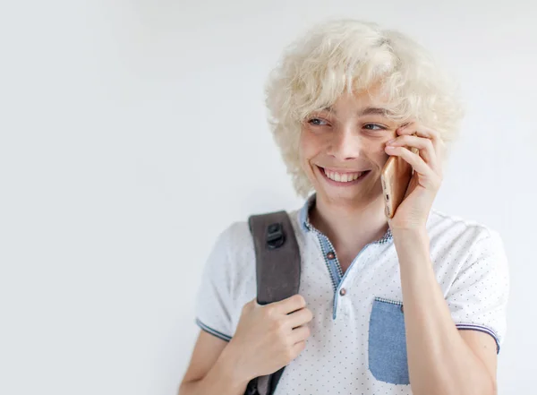 Jovem feliz falando de telefone celular — Fotografia de Stock