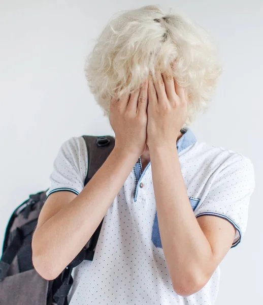 挫折した学生は顔を手で覆い — ストック写真