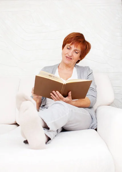 Mujer adulta leyendo libro —  Fotos de Stock