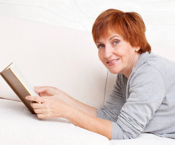 Доросла жінка читає книгу — стокове фото