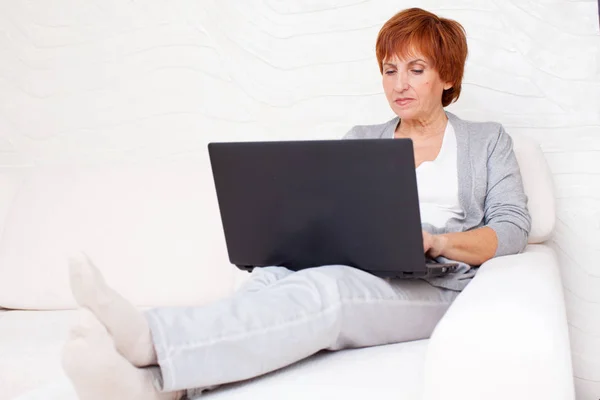 Mature woman with laptop — Stock Photo, Image