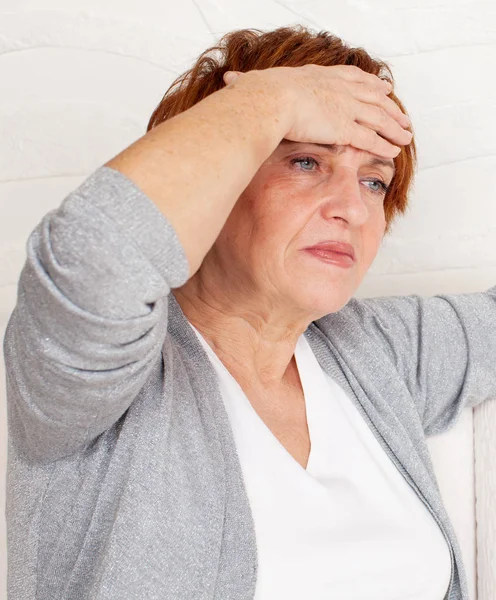 Volwassen vrouw met hoofdpijn — Stockfoto