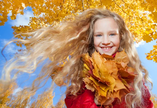 Ragazza in autunno — Foto Stock