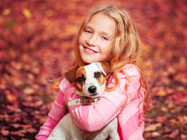 Criança com cão no outono — Fotografia de Stock