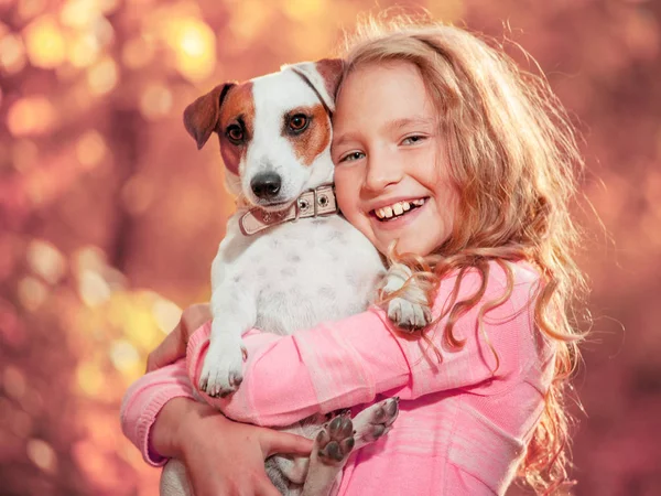 Çocuk ile köpek sonbahar