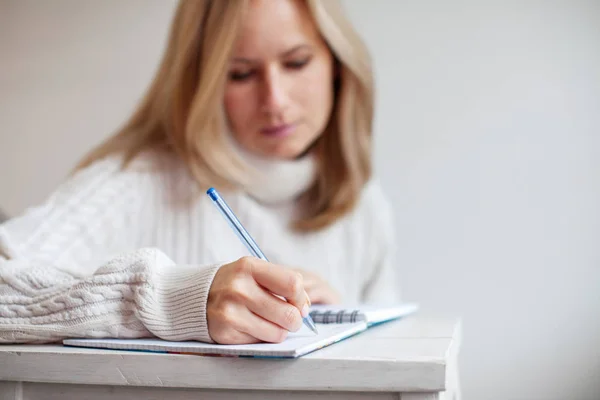 Woman writing pen in notebook — Stock Photo, Image