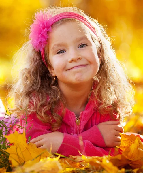 Fille heureuse dans le parc d'automne — Photo