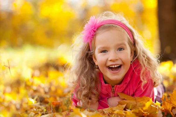 가을 공원의 행복 한 소녀 — 스톡 사진