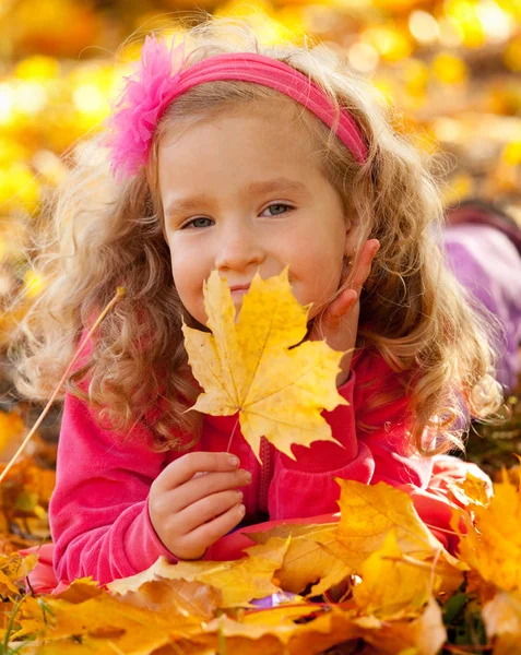 Chica feliz en el parque de otoño — Foto de Stock