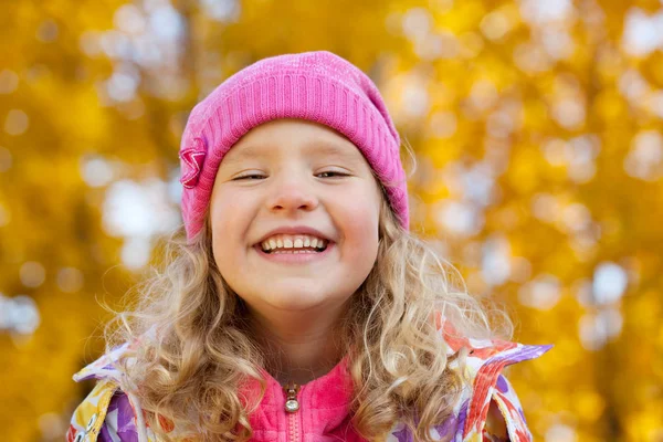 Fille dans le parc d'automne — Photo