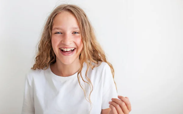 Porträt lächelnde junge Mädchen Teenager — Stockfoto