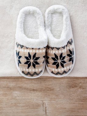 Ahşap zeminde terlikler