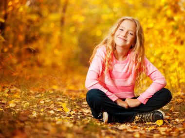 Sonbaharda mutlu kız