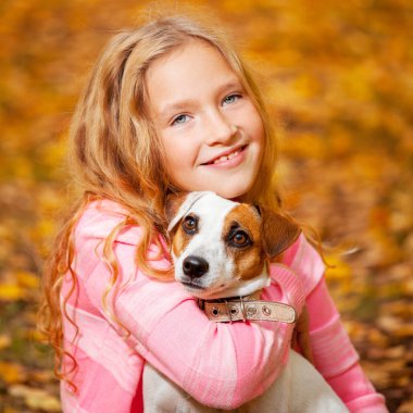 Çocuk ile köpek sonbahar