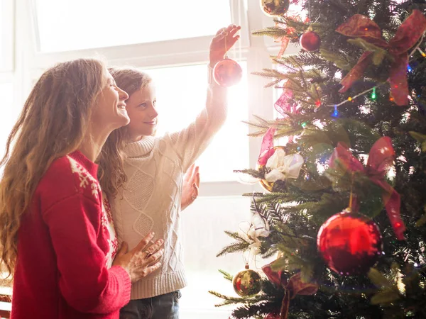 Mom and daughter decorate the Christmas tree — Stock Photo, Image
