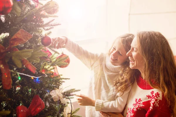 Mom and daughter decorate the Christmas tree — Stock Photo, Image