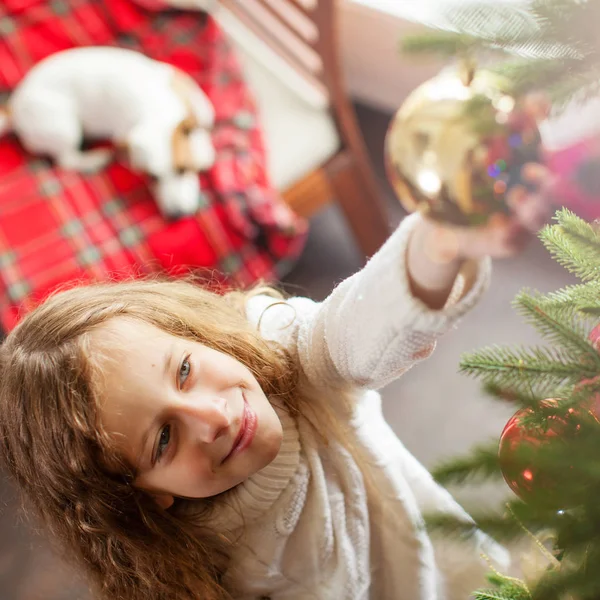 Дитячі прикраси різдвяна ялинка — стокове фото