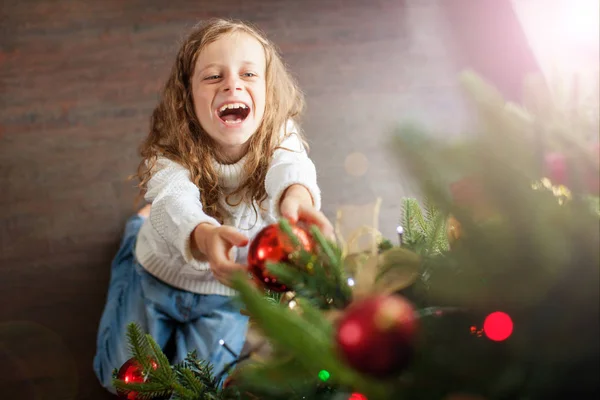 Christbaum mit Kinderschmuck — Stockfoto