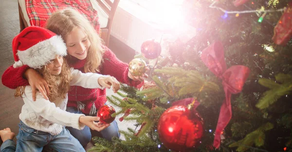 Çocukların Noel ağacı süslemesi — Stok fotoğraf