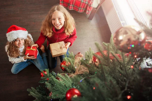 Enfants avec cadeau sous l'arbre de Noël — Photo